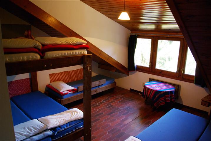 Bedroom 2 beds -   habita  interiors 